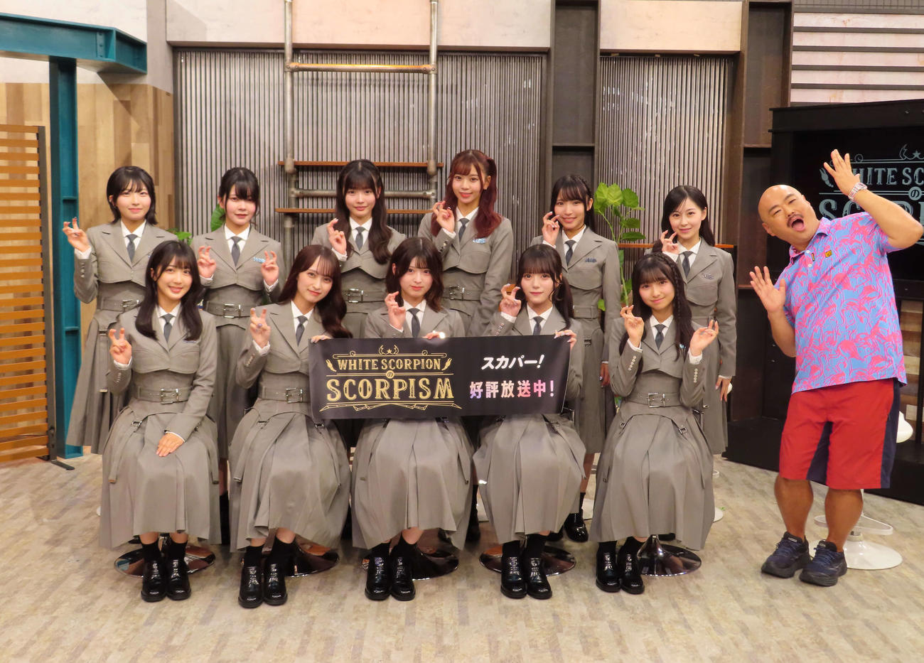 WHITE SCORPION、前列左からAOI、ALLY、HANNA、ACE、CHOCO、後列左からNAVI、NATSU、MOMO、NICO、ACO、COCOとクロちゃん（右）（撮影・寺本吏輝）