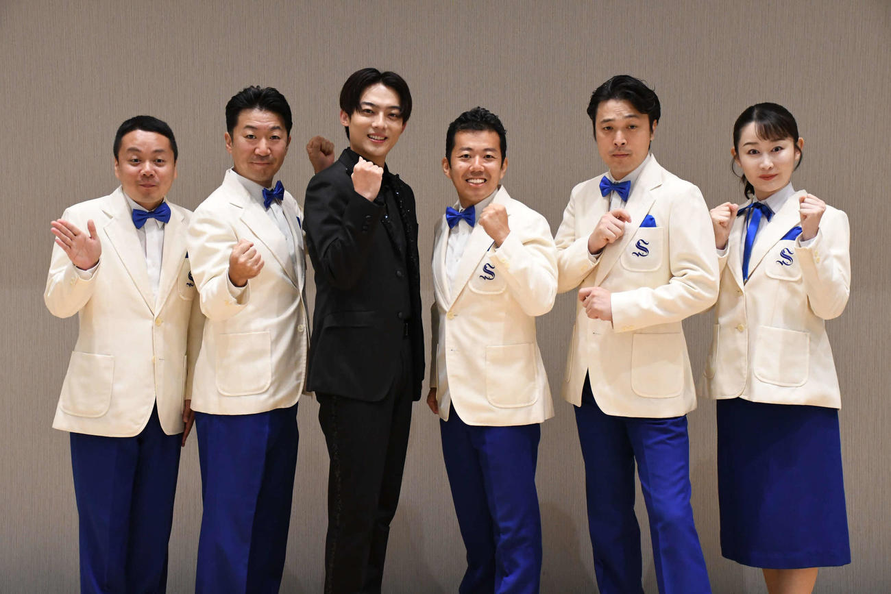 松竹新喜劇9月公演の取材会に出席した、左から）、曽我廼家桃太郎、曽我廼家一蝶、辰巳ゆうと、藤山扇治郎、渋谷天笑、曽我廼家いろは（撮影・阪口孝志）
