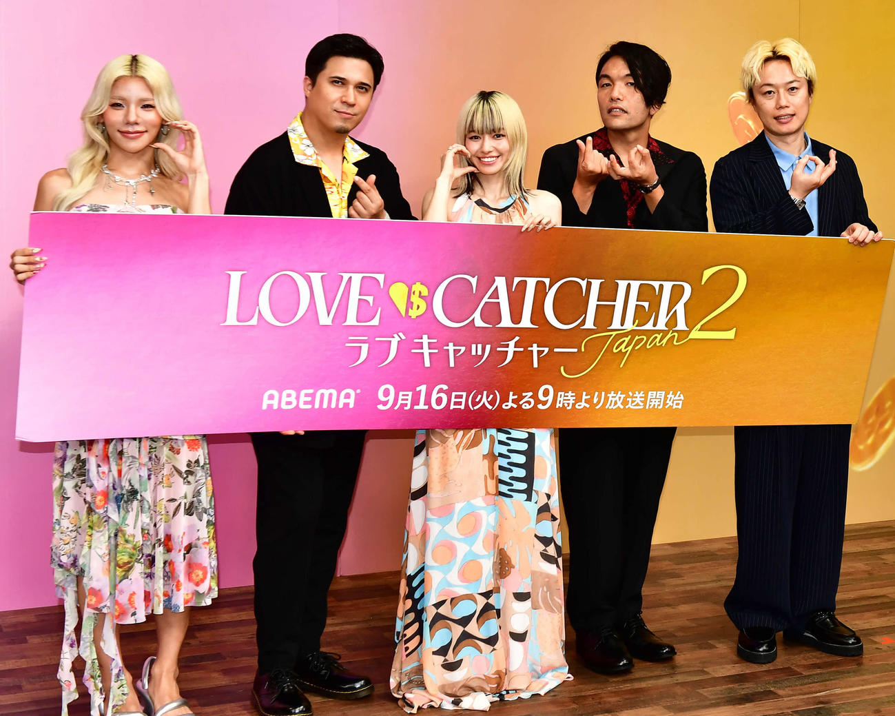 ABEMAの恋愛リアリティー番組「ラブキャッチャージャパン2」（9月16日放送開始）の記者会見に出席した左から、とうあ、木村昴、山本舞香、見取り図の盛山晋太郎、リリー（撮影・松尾幸之介）