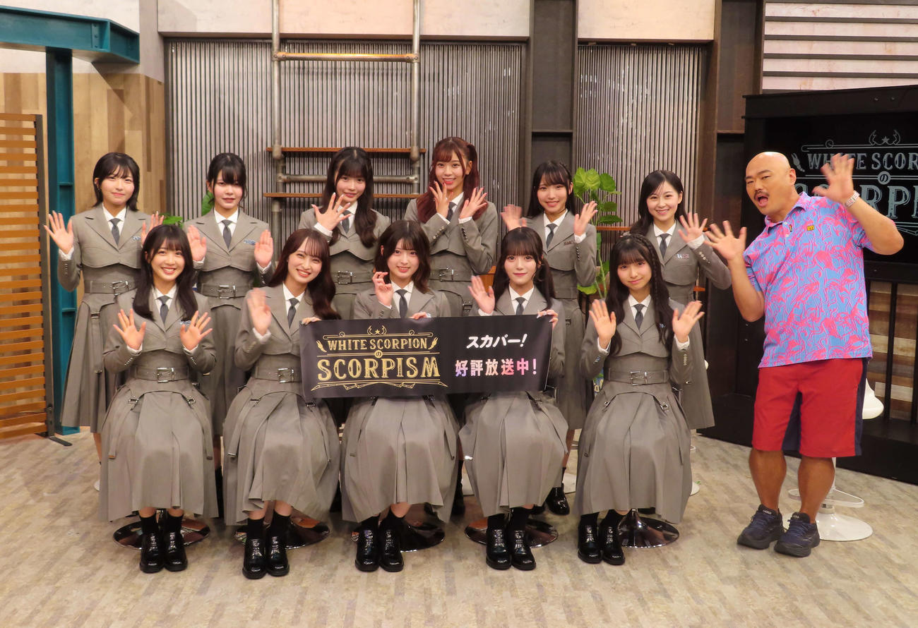 WHITE SCORPION、前列左からAOI、ALLY、HANNA、ACE、CHOCO、後列左からNAVI、NATSU、MOMO、NICO、ACO、COCOとクロちゃん（右）（撮影・寺本吏輝）