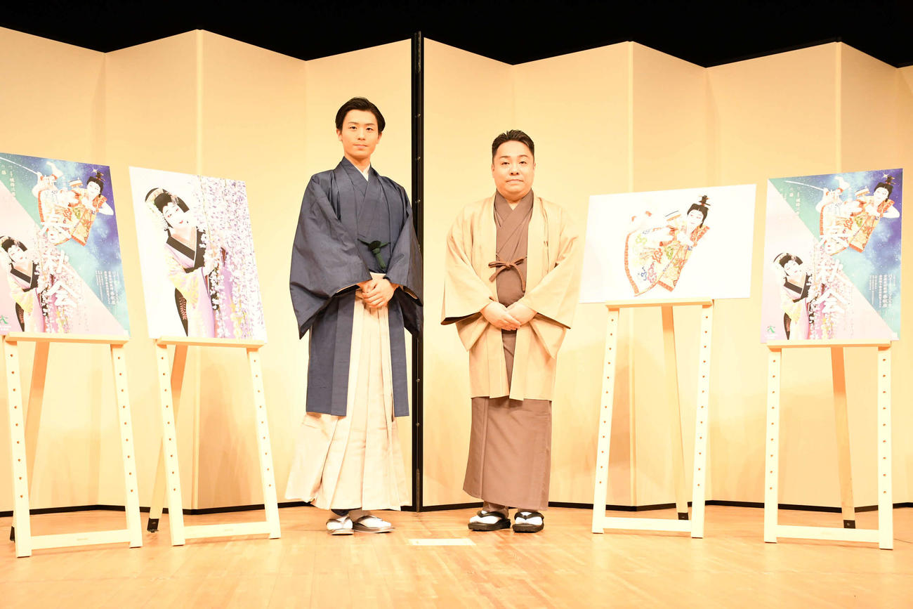 記者会見に出席した市川團子（左）と芸術監督を務める藤間勘十郎