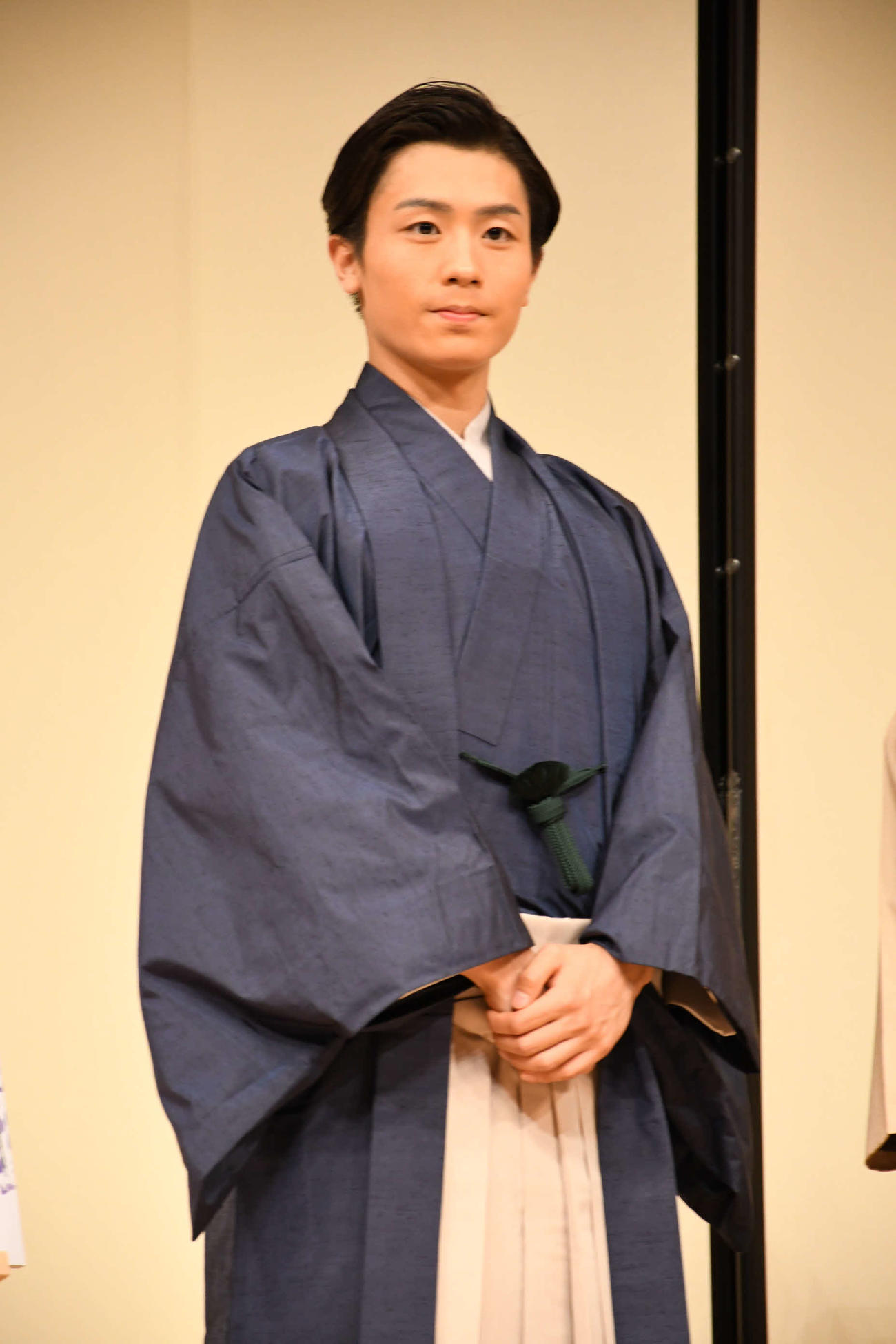 記者会見に出席した市川團子