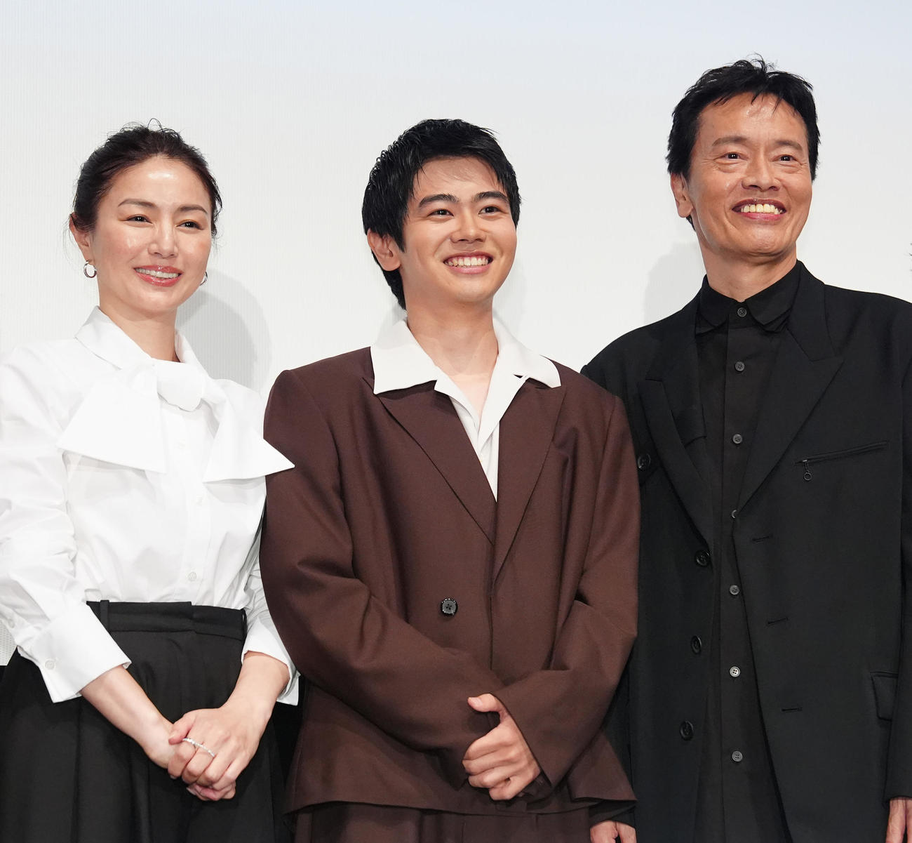 映画「見はらし世代」ジャパンプレミア舞台あいさつで笑顔を見せる、左から井川遥、黒崎煌代、遠藤憲一（撮影・江口和貴）