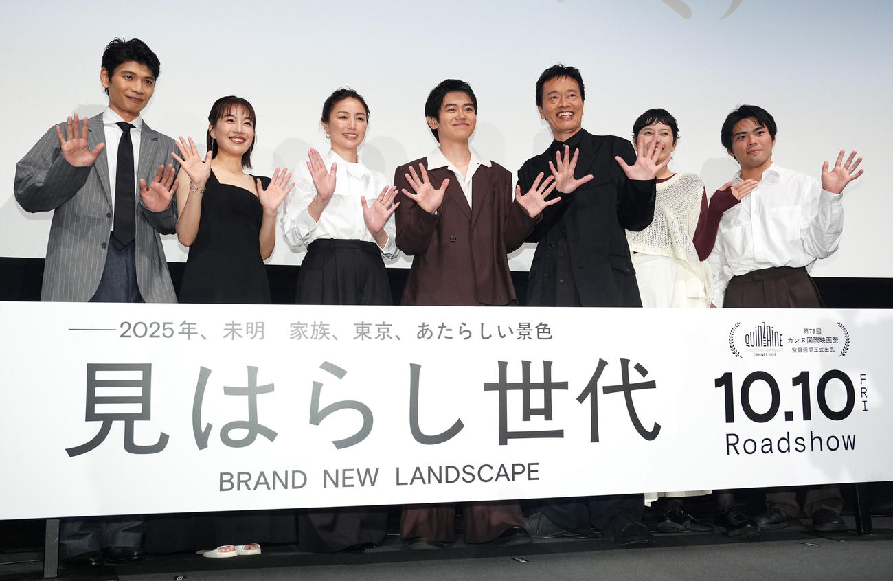 映画「見はらし世代」ジャパンプレミア舞台あいさつに臨み、写真に納まる黒崎煌代（中央）ら。左から中山慎悟、木竜麻生、井川遥、1人おいて遠藤憲一、菊池亜希子、団塚唯我監督（撮影・江口和貴）