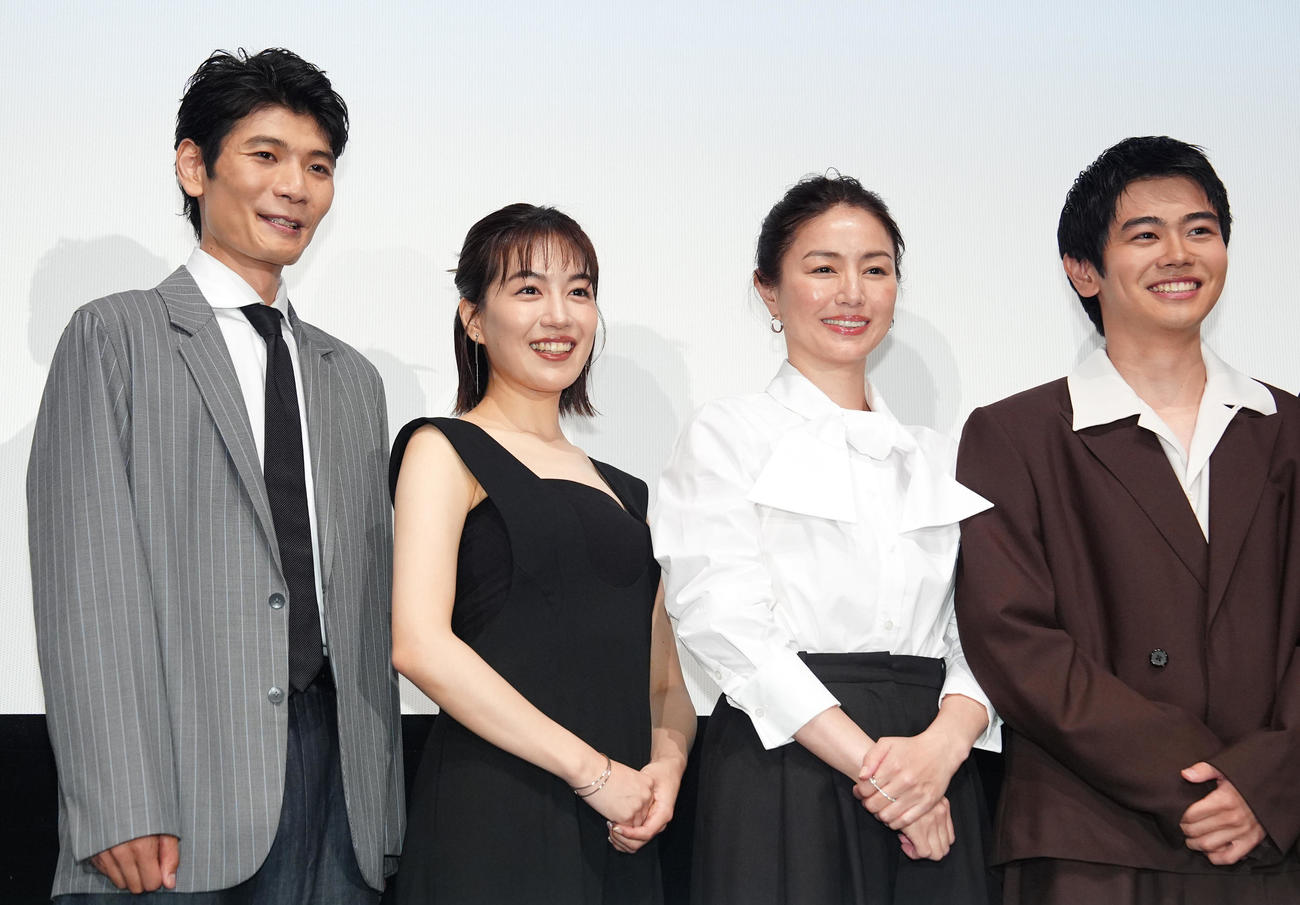映画「見はらし世代」ジャパンプレミア舞台あいさつで写真に納まる、左から中山慎悟、木竜麻生、井川遥、黒崎煌代（撮影・江口和貴）