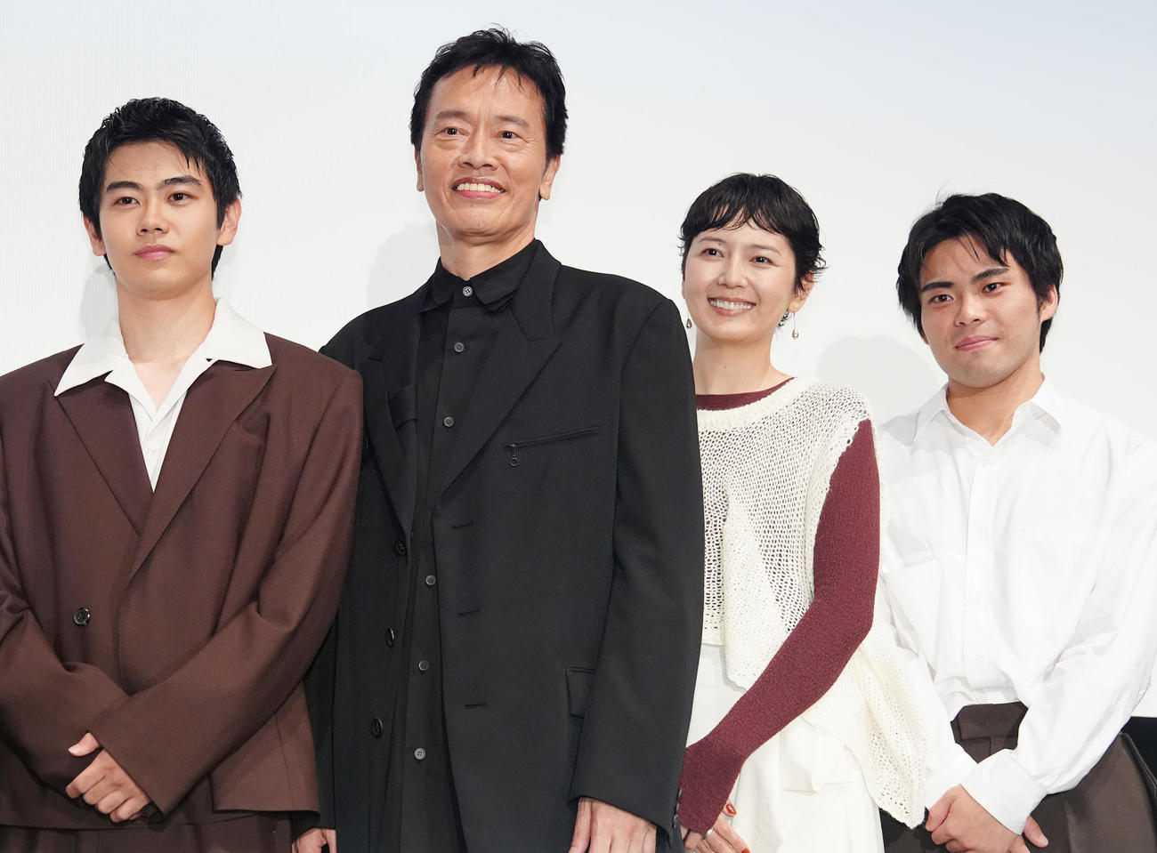 映画「見はらし世代」ジャパンプレミア舞台あいさつで写真に納まる、左から黒崎煌代、遠藤憲一、菊池亜希子、団塚唯我監督（撮影・江口和貴）