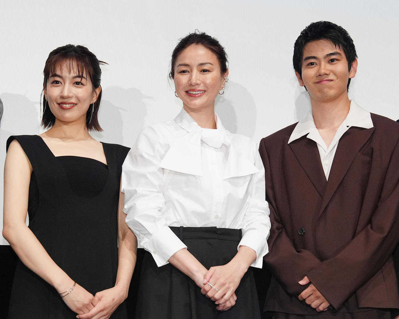 映画「見はらし世代」ジャパンプレミア舞台あいさつで写真に納まる、左から木竜麻生、井川遥、黒崎煌代（撮影・江口和貴）