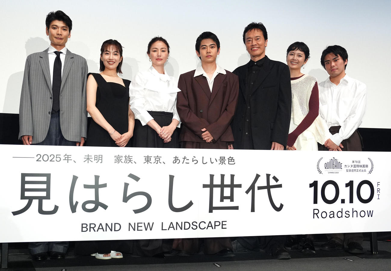 映画「見はらし世代」ジャパンプレミア舞台あいさつに臨み、写真に納まる黒崎煌代（中央）ら。左から中山慎悟、木竜麻生、井川遥、1人おいて遠藤憲一、菊池亜希子、団塚唯我監督（撮影・江口和貴）