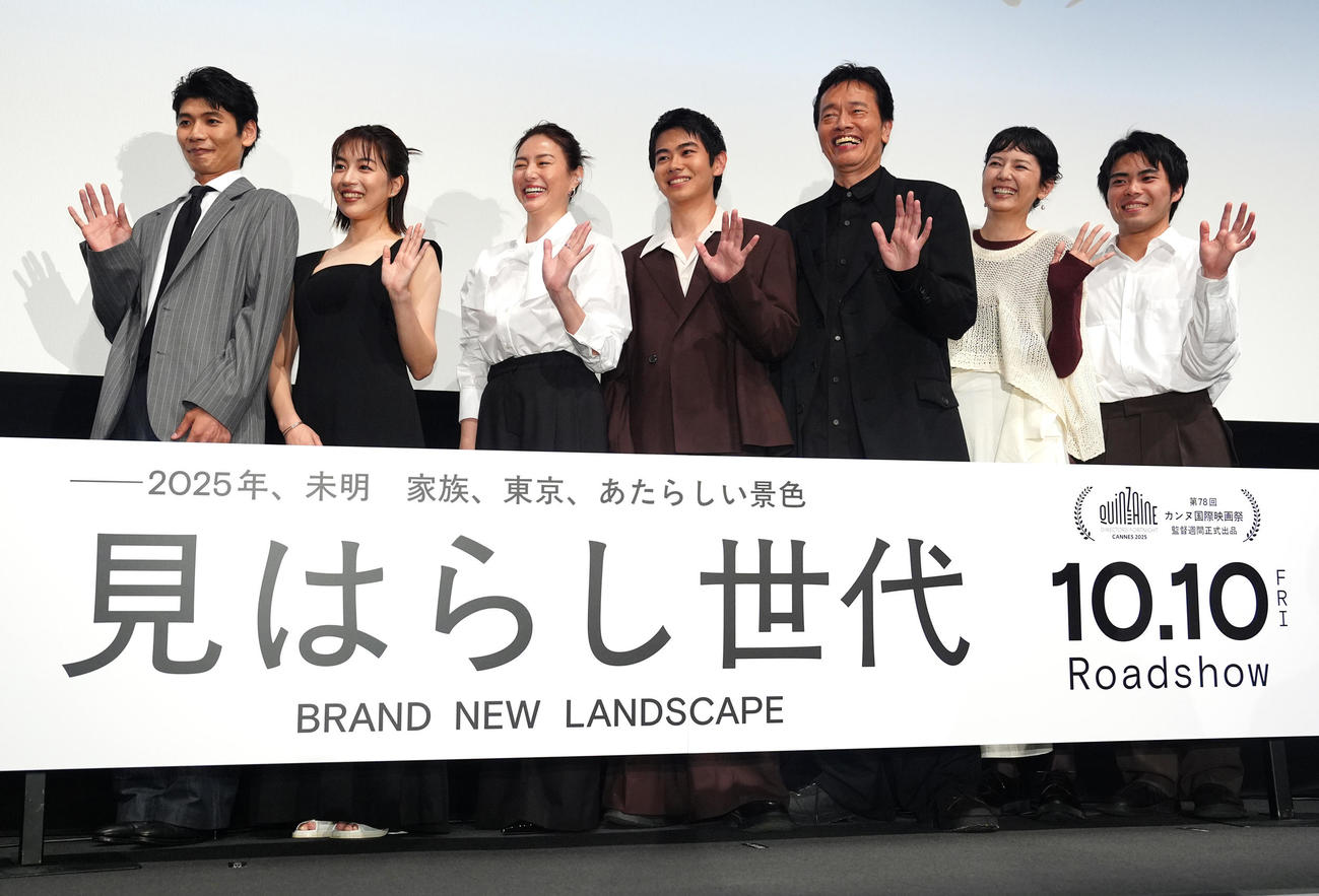 映画「見はらし世代」ジャパンプレミア舞台あいさつに臨み、写真に納まる黒崎煌代（中央）ら。左から中山慎悟、木竜麻生、井川遥、1人おいて遠藤憲一、菊池亜希子、団塚唯我監督（撮影・江口和貴）