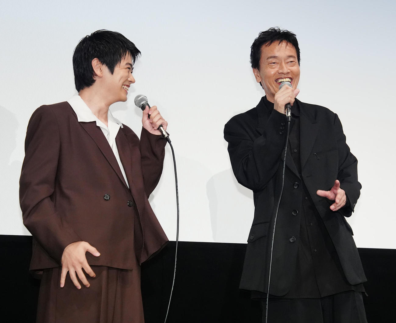 映画「見はらし世代」ジャパンプレミア舞台あいさつに臨む遠藤憲一（右）と黒崎煌代（撮影・江口和貴）
