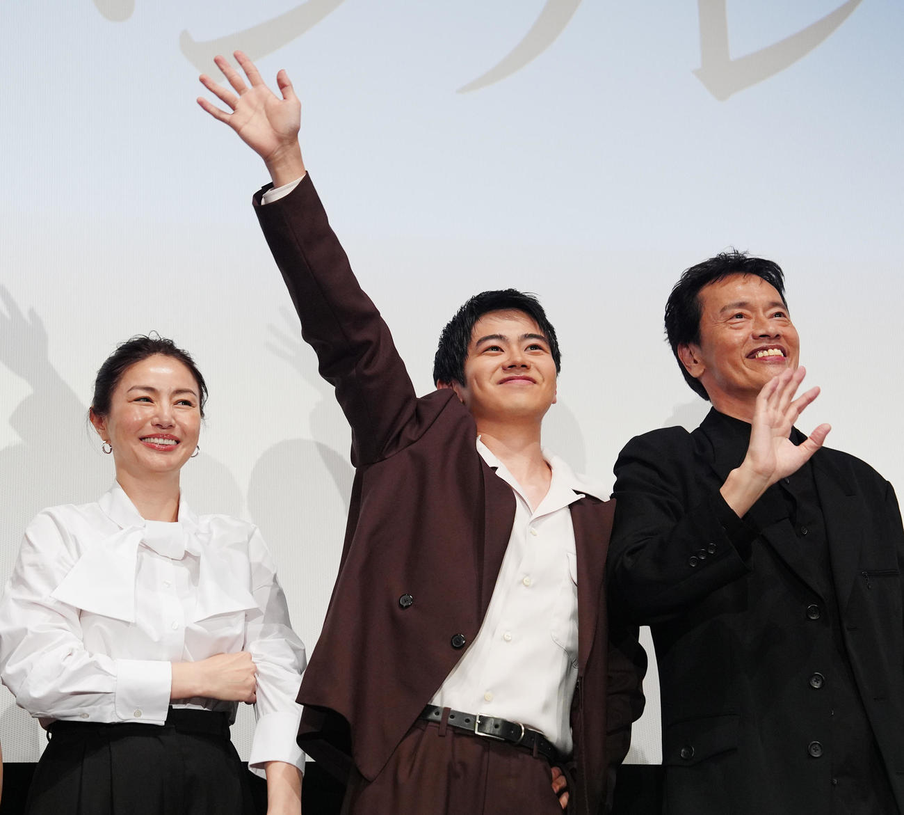 映画「見はらし世代」ジャパンプレミア舞台あいさつで笑顔を見せる、左から井川遥、黒崎煌代、遠藤憲一（撮影・江口和貴）
