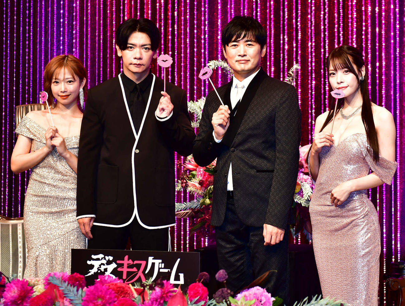 Netflixコメディーシリーズ「デスキスゲーム　いいキスしないと死んじゃうドラマ」お色気記者発表に出席した左から紗倉まな、野田クリスタル、劇団ひとり、八木奈々（撮影・松尾幸之介）