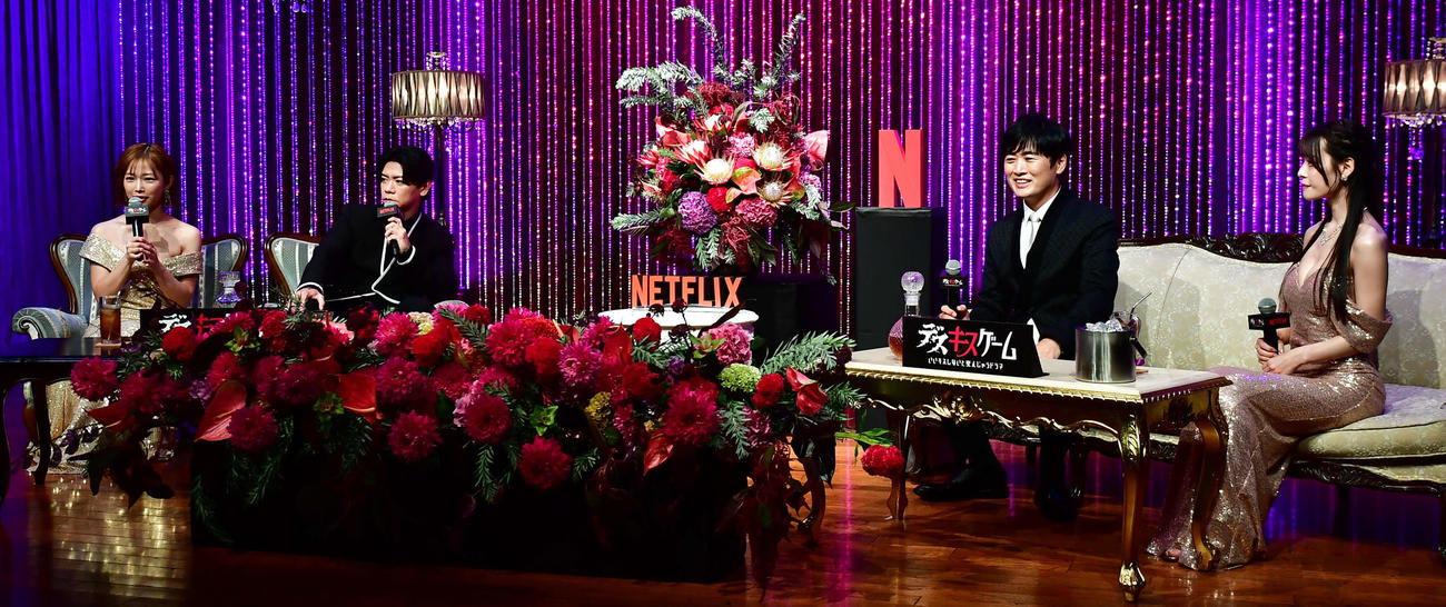 Netflixコメディーシリーズ「デスキスゲーム　いいキスしないと死んじゃうドラマ」お色気記者発表に出席した左から紗倉まな、野田クリスタル、劇団ひとり、八木奈々（撮影・松尾幸之介）