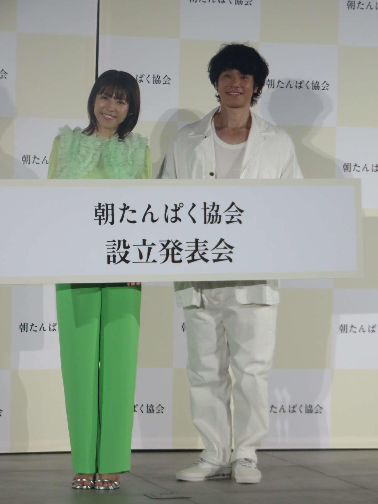 「朝たんぱく協会」設立発表会に出席した、若槻千夏（左）と庄司智春