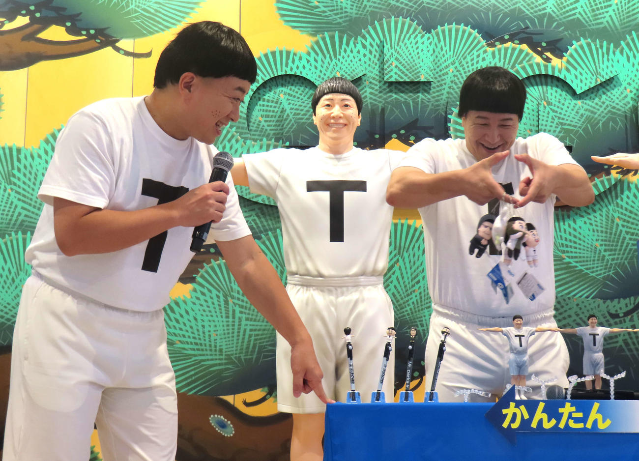クレーンゲームの景品を紹介するチョコレートプラネット松尾駿（左）と長田庄平