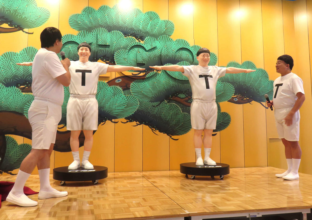 「チョコレートプラネット×GiGOキャンペーン」メディア発表イベントで等身大フィギュアに感動するチョコレートプラネット長田庄平（左）と松尾駿