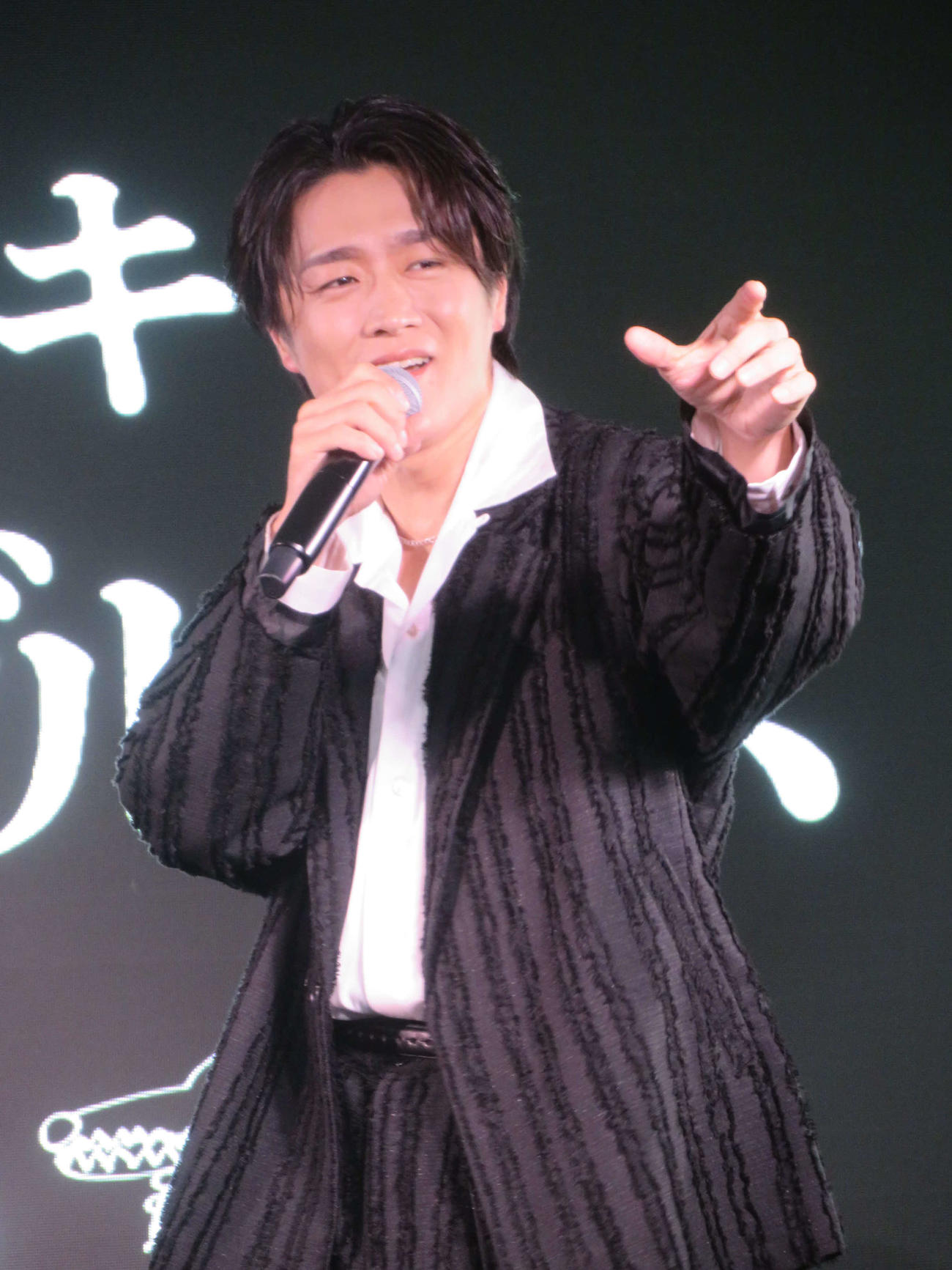 新曲「一匹狼のブルーズ」発売記念スペシャルイベントで歌う真田ナオキ（撮影・川田和博）