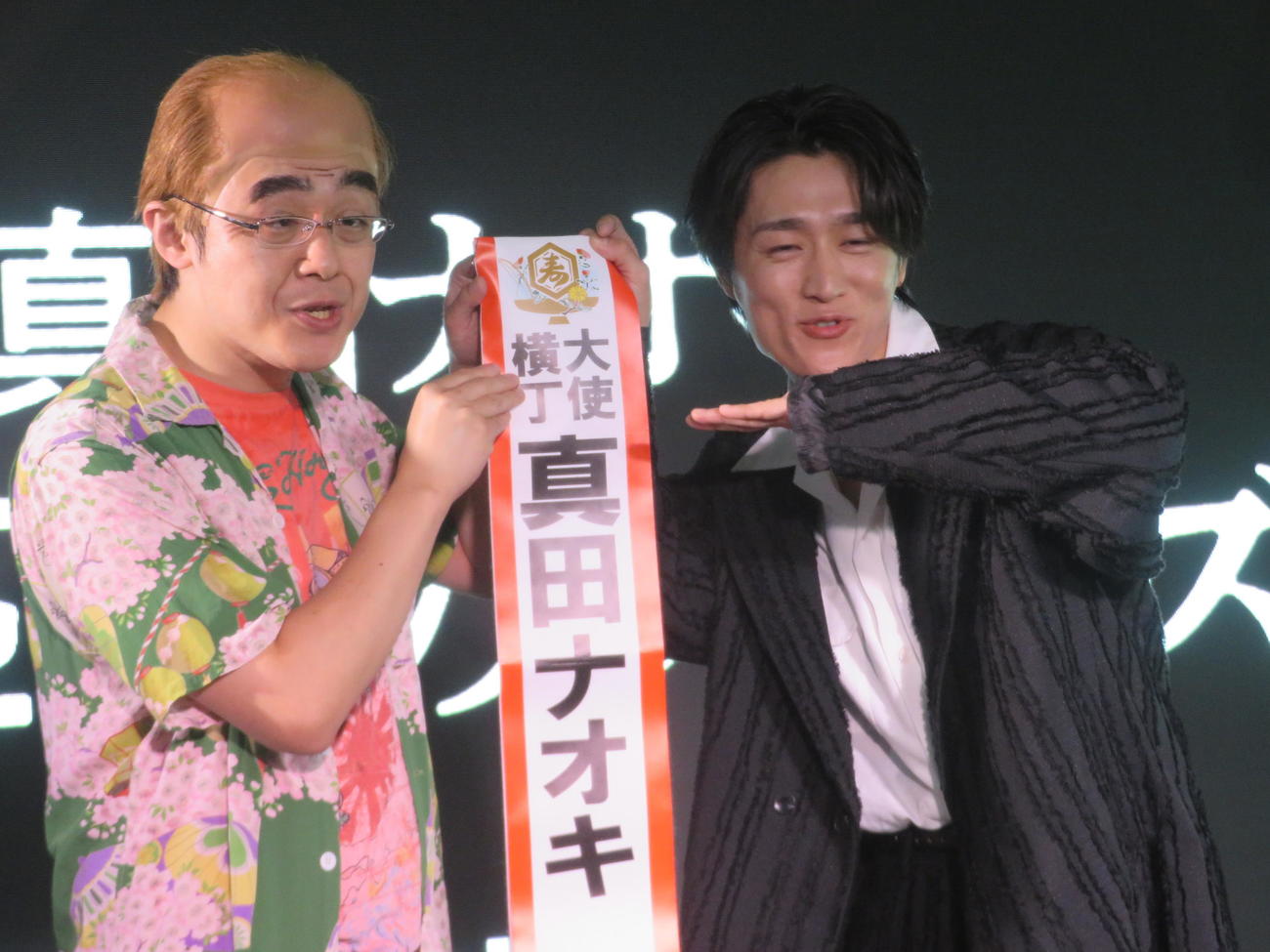 志村けんに扮したものまね芸人レッツゴーよしまさ（左）とアイーンを披露する真田ナオキ（撮影・川田和博）