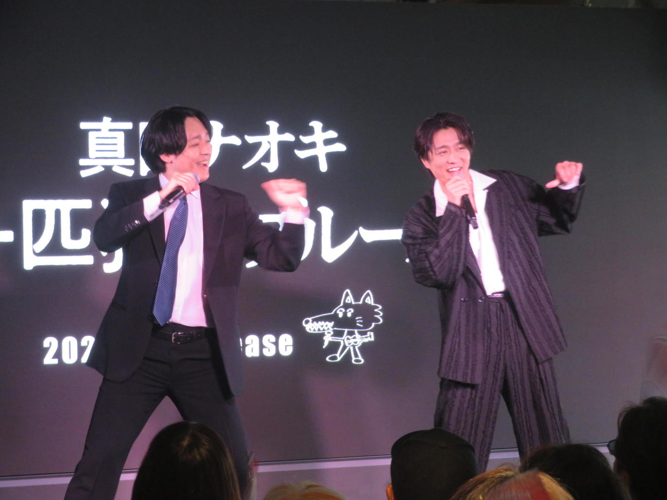 ものまね芸人レッツゴーよしまさ（左）と共演する真田ナオキ（撮影・川田和博）