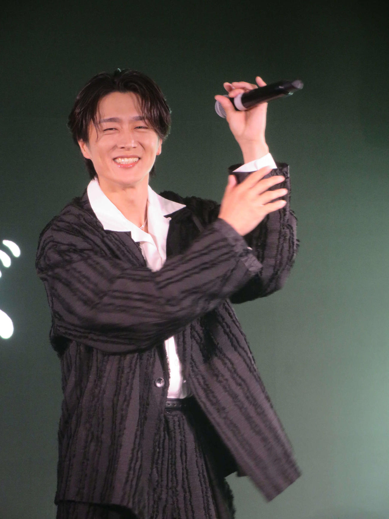 新曲「一匹狼のブルーズ」発売記念スペシャルイベントを行った真田ナオキ（撮影・川田和博）