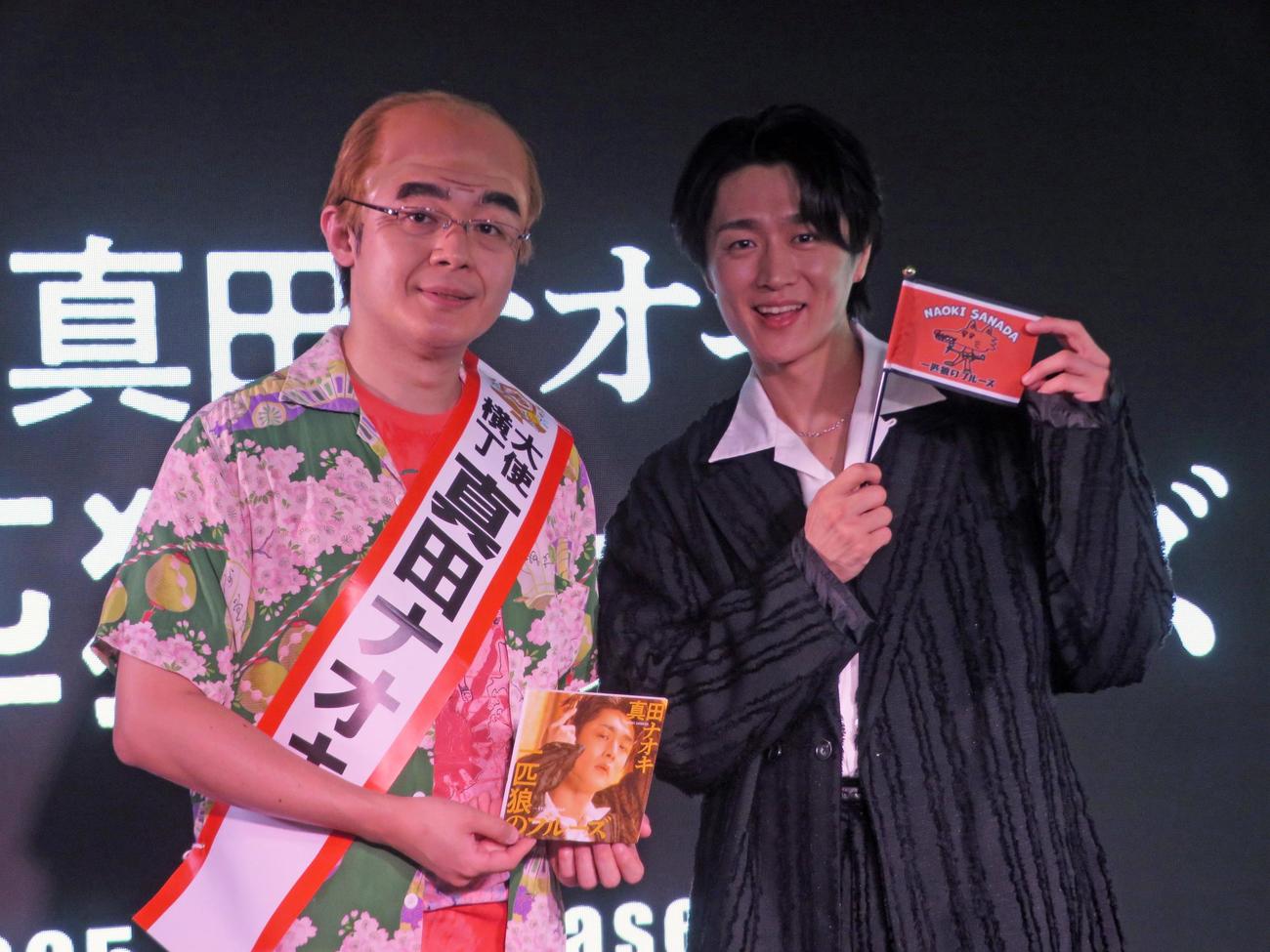 ものまね芸人レッツゴーよしまさ（左）と共演した真田ナオキ（撮影・川田和博）