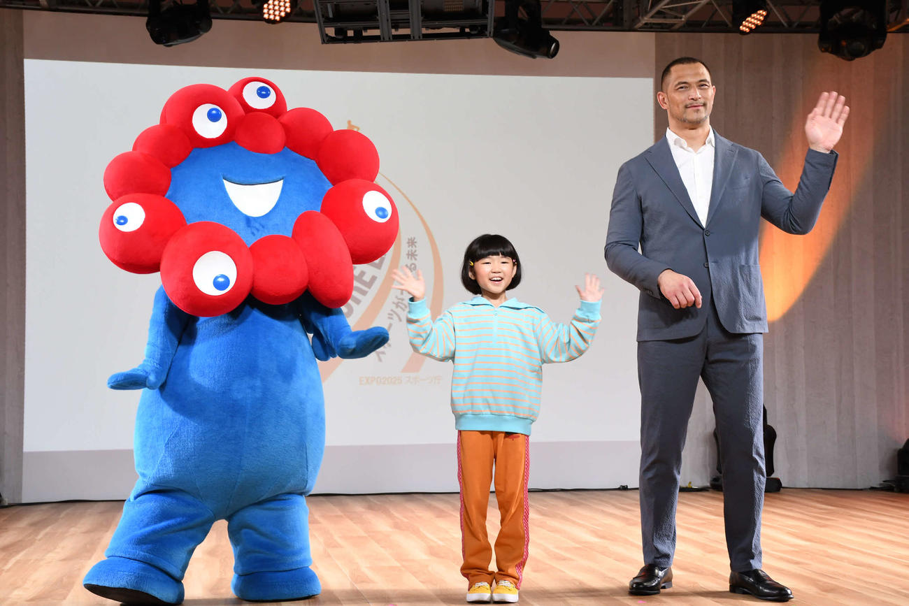 万博会場でスポーツイベントに登場した、左から）ミャクミャク、永尾柚乃、室伏広治スポーツ庁長官（撮影・阪口孝志）