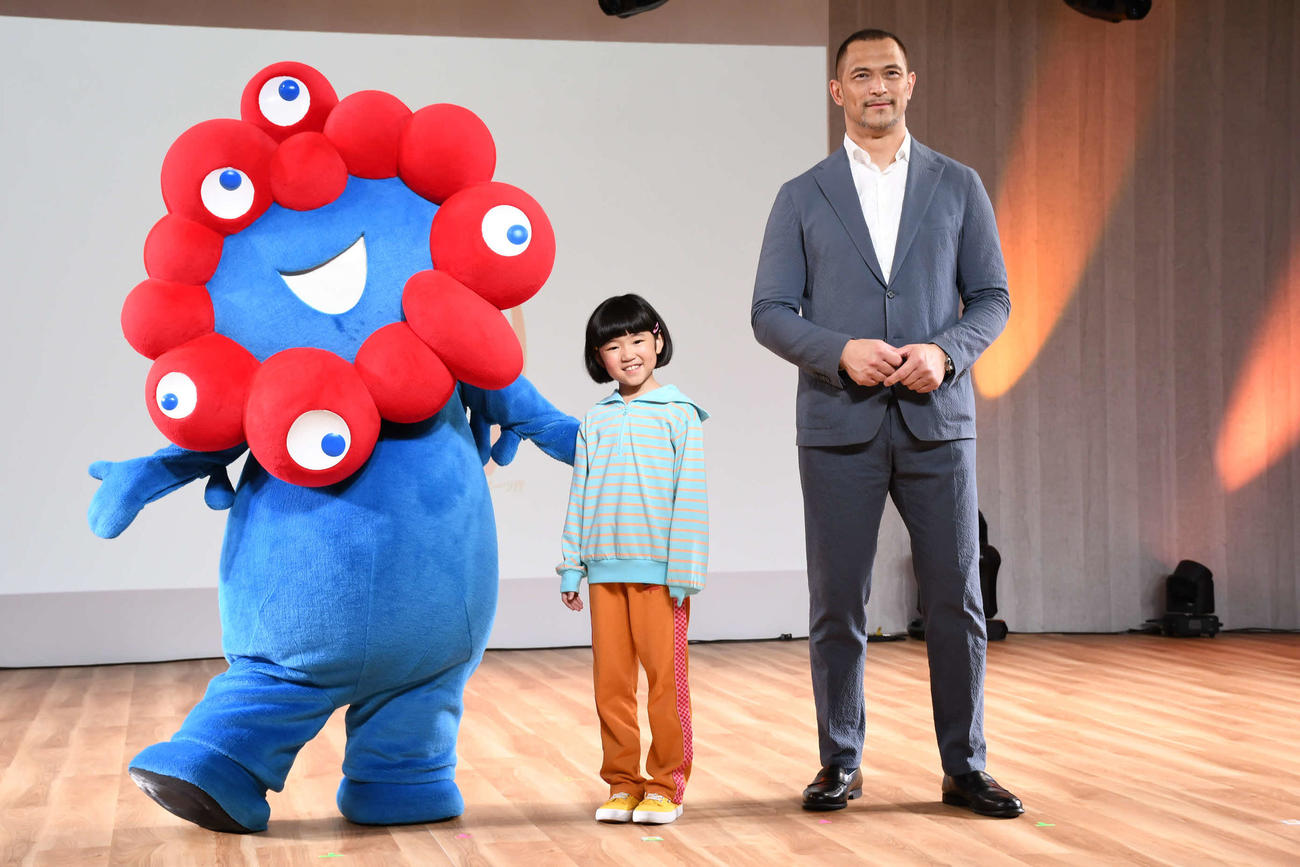 万博会場でスポーツイベントに登場した、左から）ミャクミャク、永尾柚乃、室伏広治スポーツ庁長官（撮影・阪口孝志）