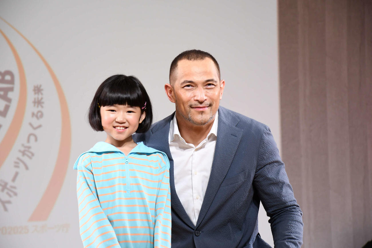 万博会場でスポーツイベントに登場した永尾柚乃（左）と室伏広治スポーツ庁長官（撮影・阪口孝志）