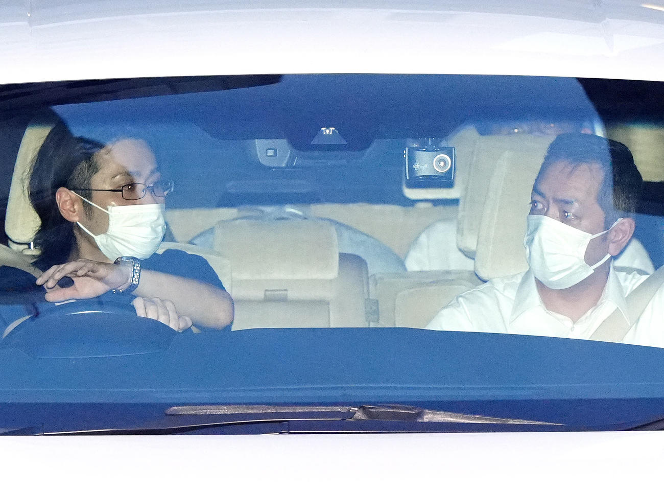 警視庁本部を出る清水尋也容疑者を乗せたと思われる車（撮影・江口和貴）