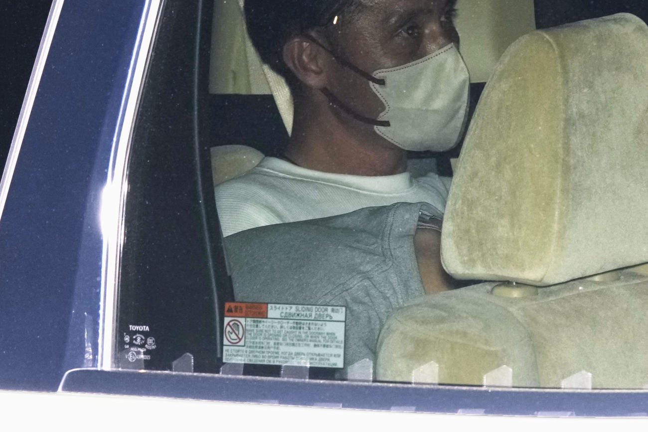 警視庁本部を出る俳優の清水尋也容疑者（手前）（共同）