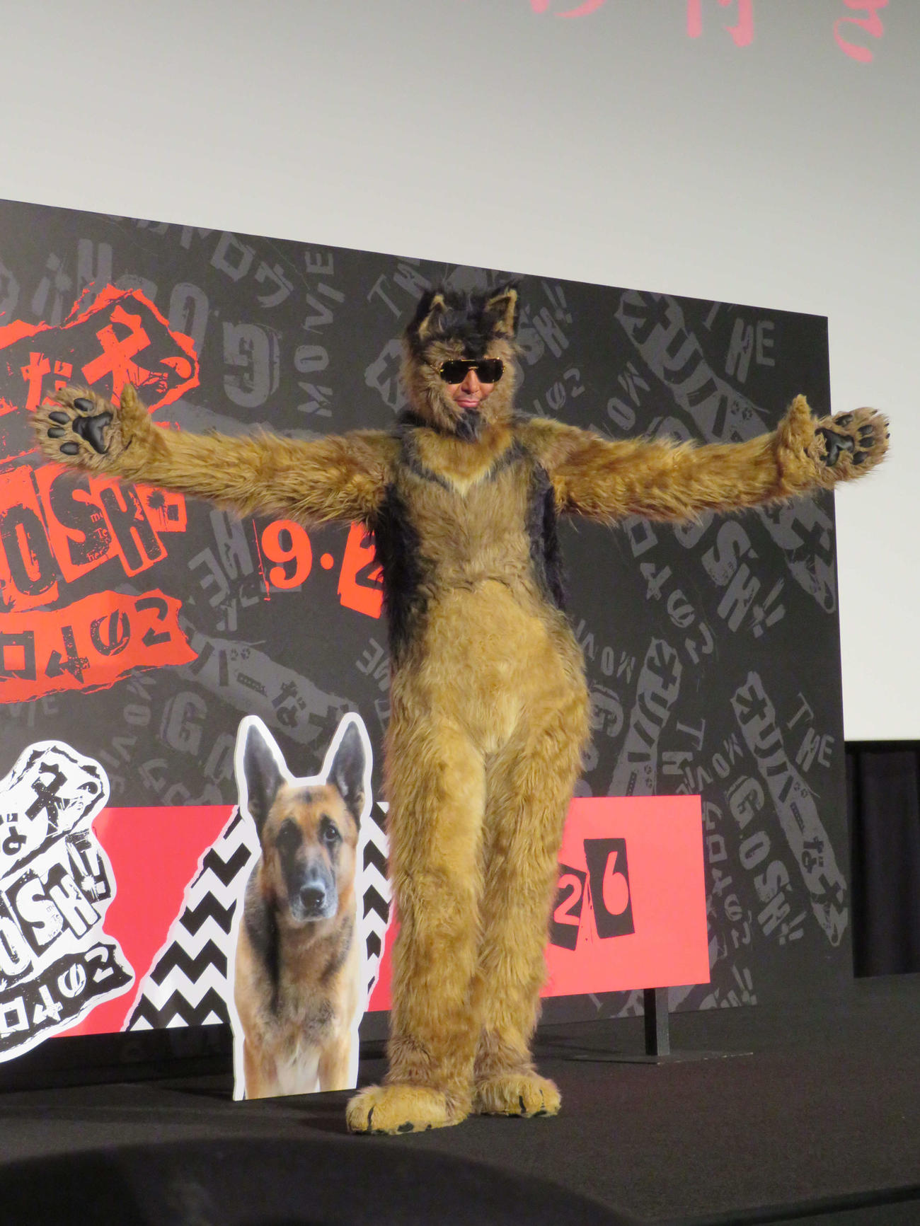 映画「THE　オリバーな犬、（Gosh！！）このヤロウ　MOVIE」舞台あいさつ付き特別上映で犬のオリバーに“変身”したオダギリジョー（撮影・村上幸将）