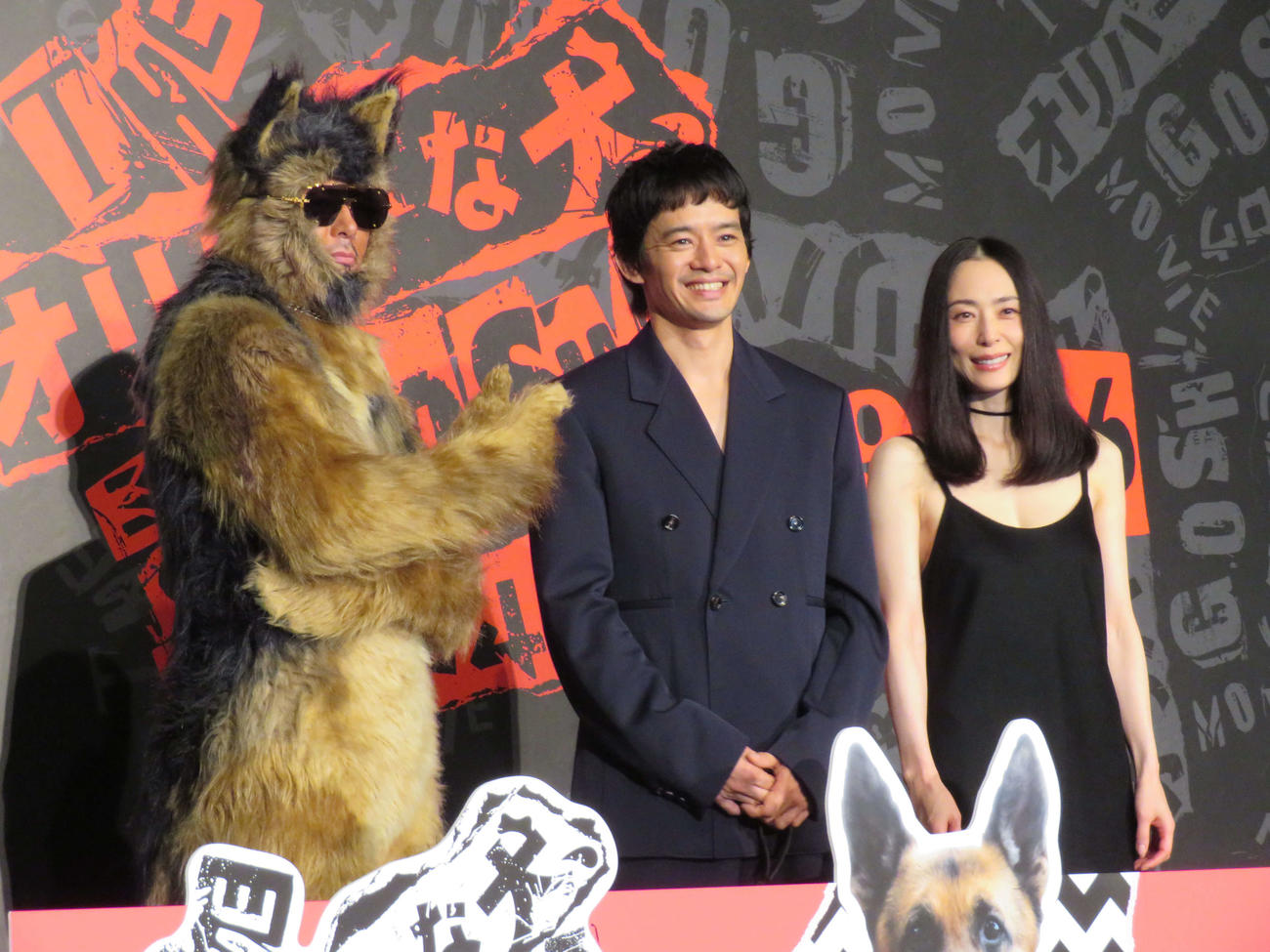 映画「THE　オリバーな犬、（Gosh！！）このヤロウ　MOVIE」舞台あいさつ付き特別上映に登壇した、左からオダギリジョー、池松壮亮、深津絵里（撮影・村上幸将）