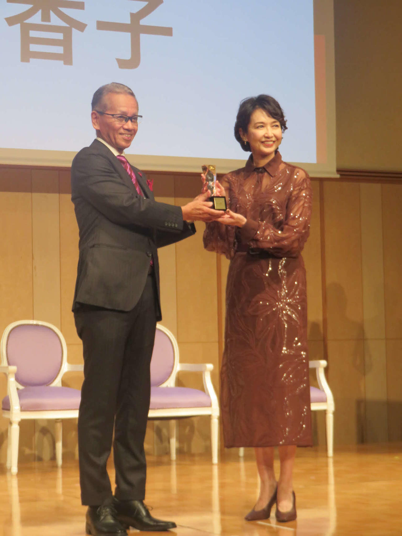 グッドエイジャー賞を受賞した賀来千香子（右）