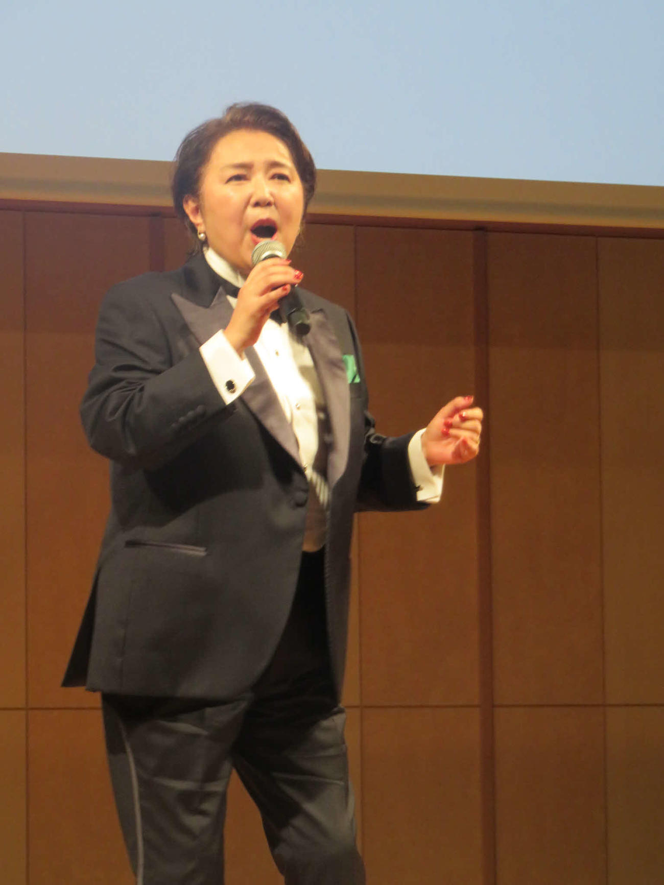 「ヒーロー」を熱唱する麻倉未稀