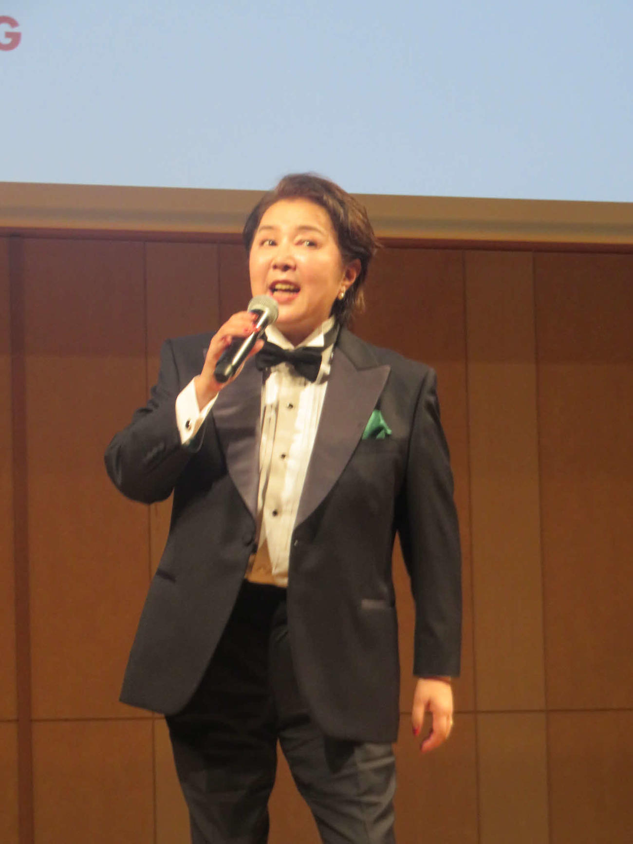「ヒーロー」を熱唱する麻倉未稀
