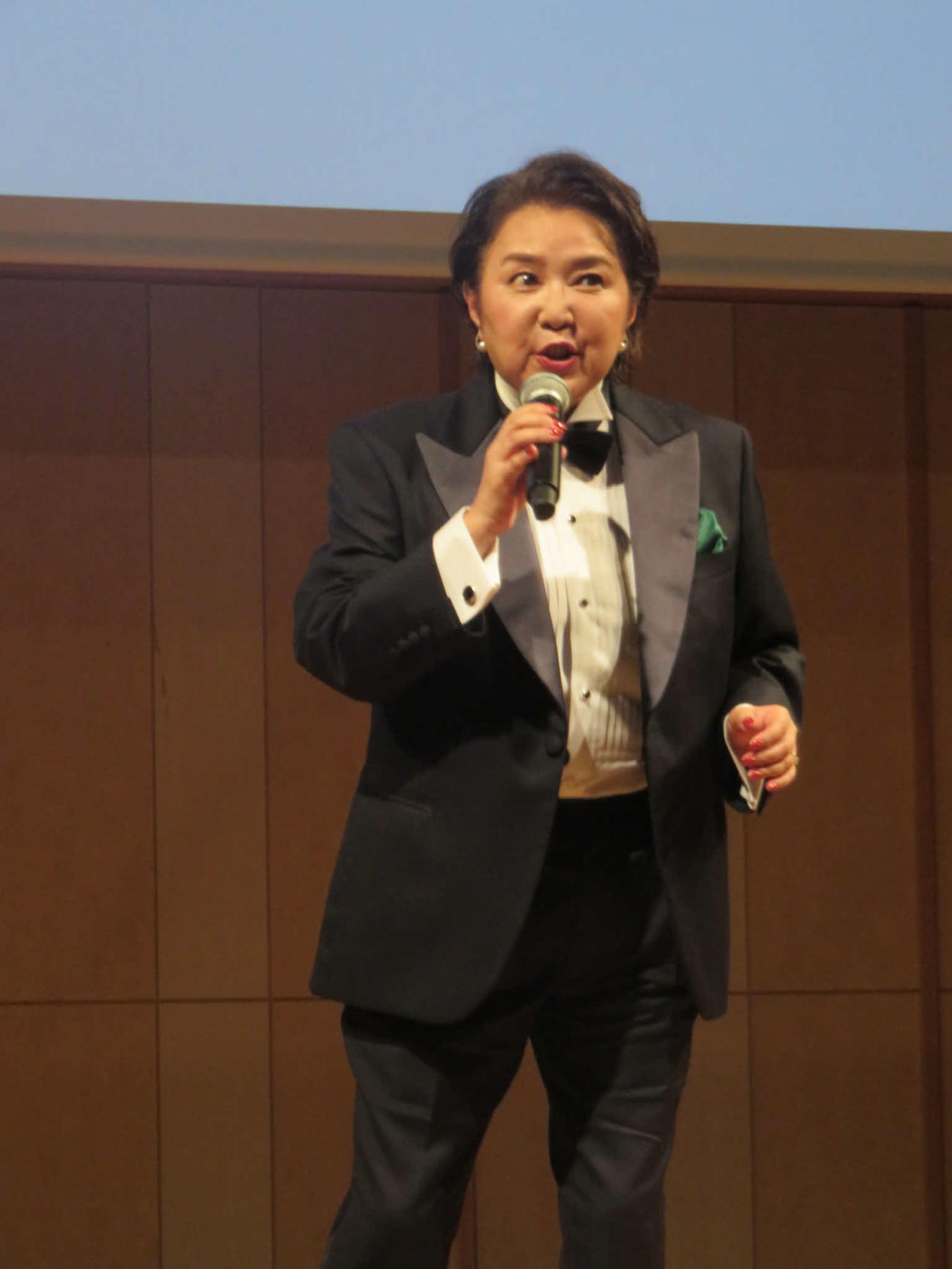 「ヒーロー」を熱唱する麻倉未稀