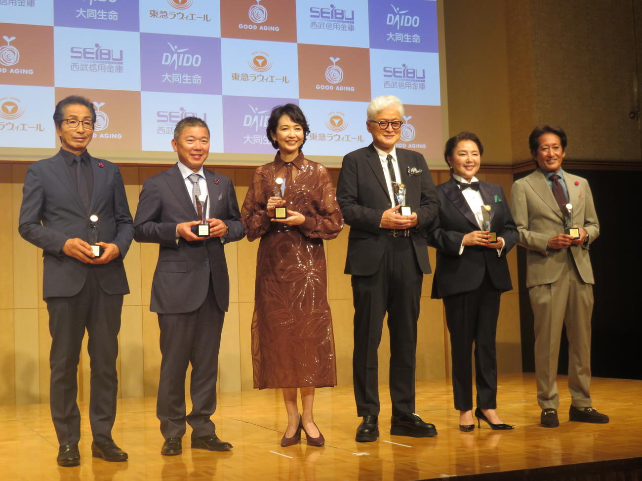 グッドエイジャー賞を受賞した麻倉未稀（左から5人目）