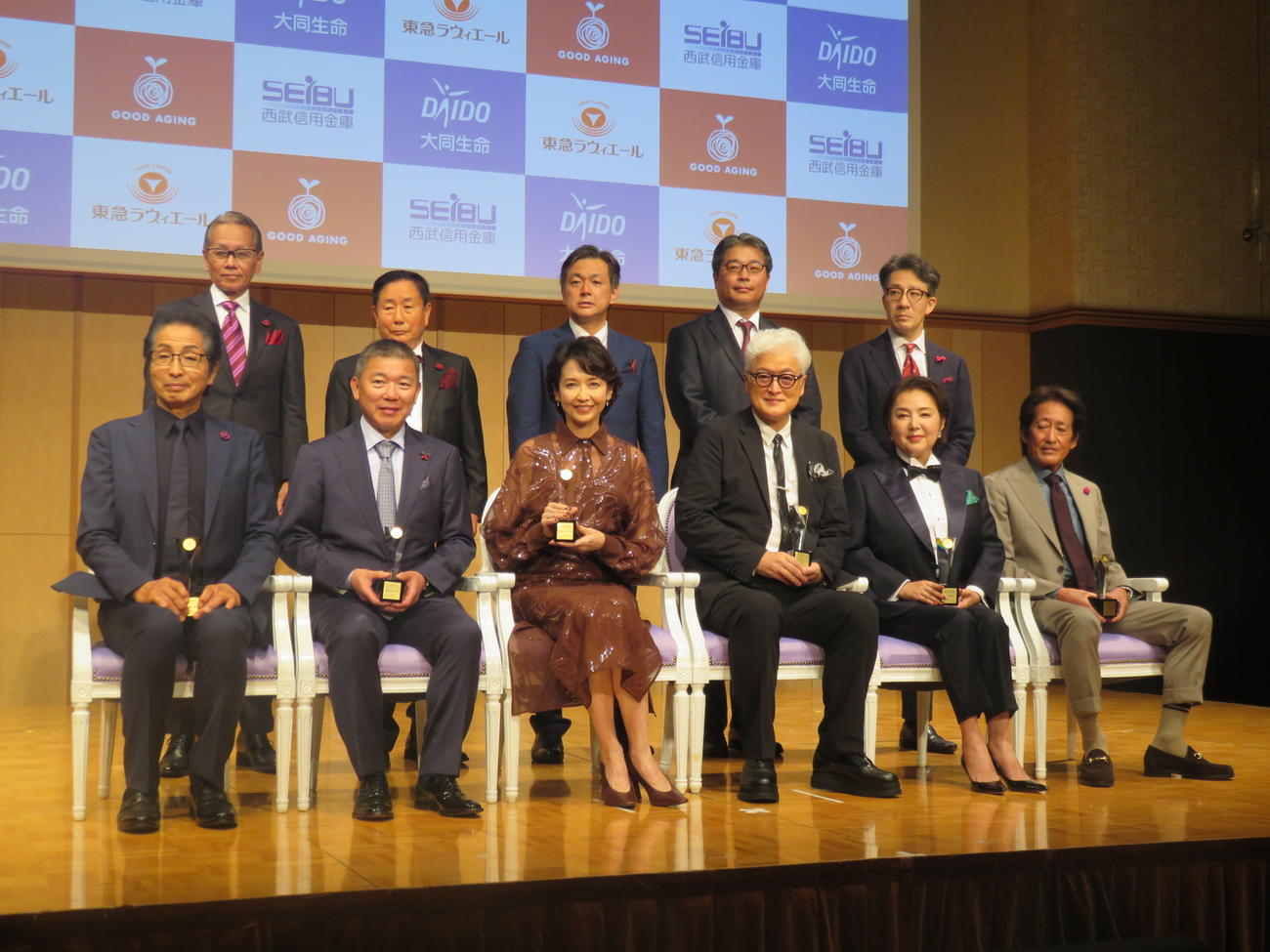 グッドエイジャー賞を受賞した麻倉未稀（前列左から5人目）