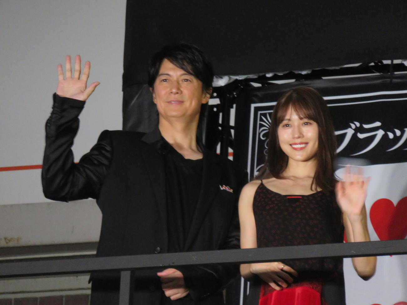映画「ブラック・ショーマン」公開直前イベントに登場した福山雅治（左）と有村架純