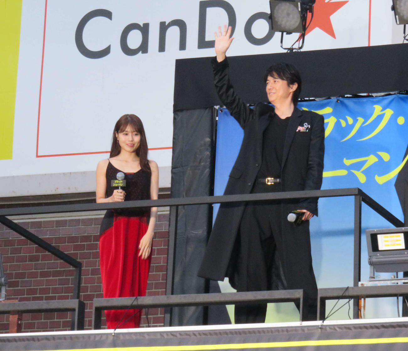 映画「ブラック・ショーマン」公開直前イベントに登場した福山雅治（右）と有村架純