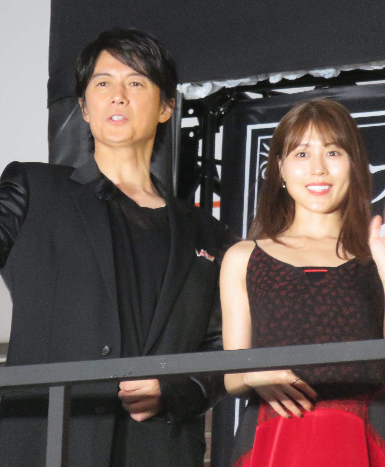 映画「ブラック・ショーマン」公開直前イベントに登場した福山雅治（左）と有村架純