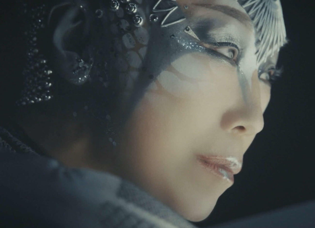40枚目アルバム「Wormhole／Yumi AraI」収録の新曲「DARK MOON」のMVティザー映像より