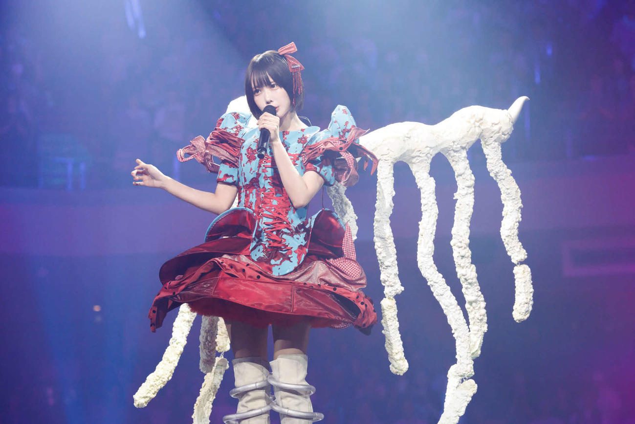 初の日本武道館ワンマン公演「呪いをかけて、まぼろしをといて。」でパフォーマンスするano（Photo by　横山マサト）