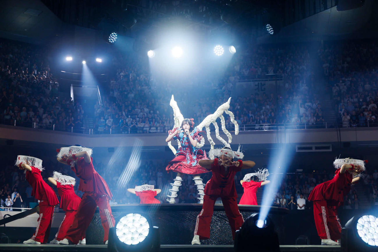 初の日本武道館ワンマン公演「呪いをかけて、まぼろしをといて。」でパフォーマンスするano（Photo by　横山マサト）