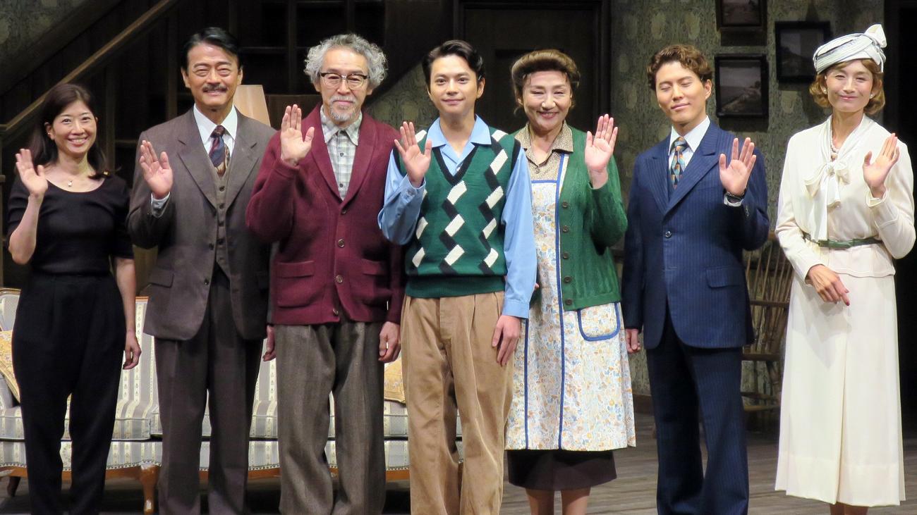 舞台「ブロードウェイ・バウンド」開幕前会見で。左から、演出小山ゆうな、神保悟志、浅野和之、佐藤勝利、松下由樹、入野自由、小島聖