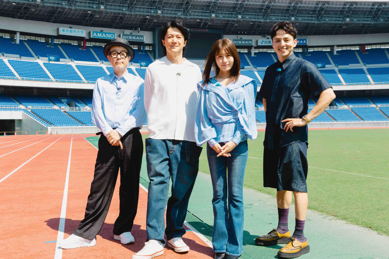 フジテレビ系「タビフクヤマ」に出演するリリー・フランキー、福山雅治、有村架純、満島真之介（C）フジテレビ