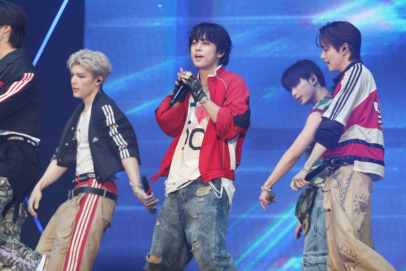 「＆TEAM 3rd Anniversary　［緑　DAY］」でパフォーマンスする＆TEAMのTAKI（撮影・宮地輝）