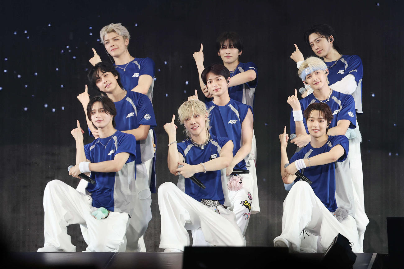 「＆TEAM 3rd Anniversary　［緑　DAY］」でパフォーマンスする＆TEAM、前列左からK、NICHOLAS、EJ、中列左からTAKI、HARUA、JO、後列左からMAKI、YUMA、FUMA（撮影・宮地輝）