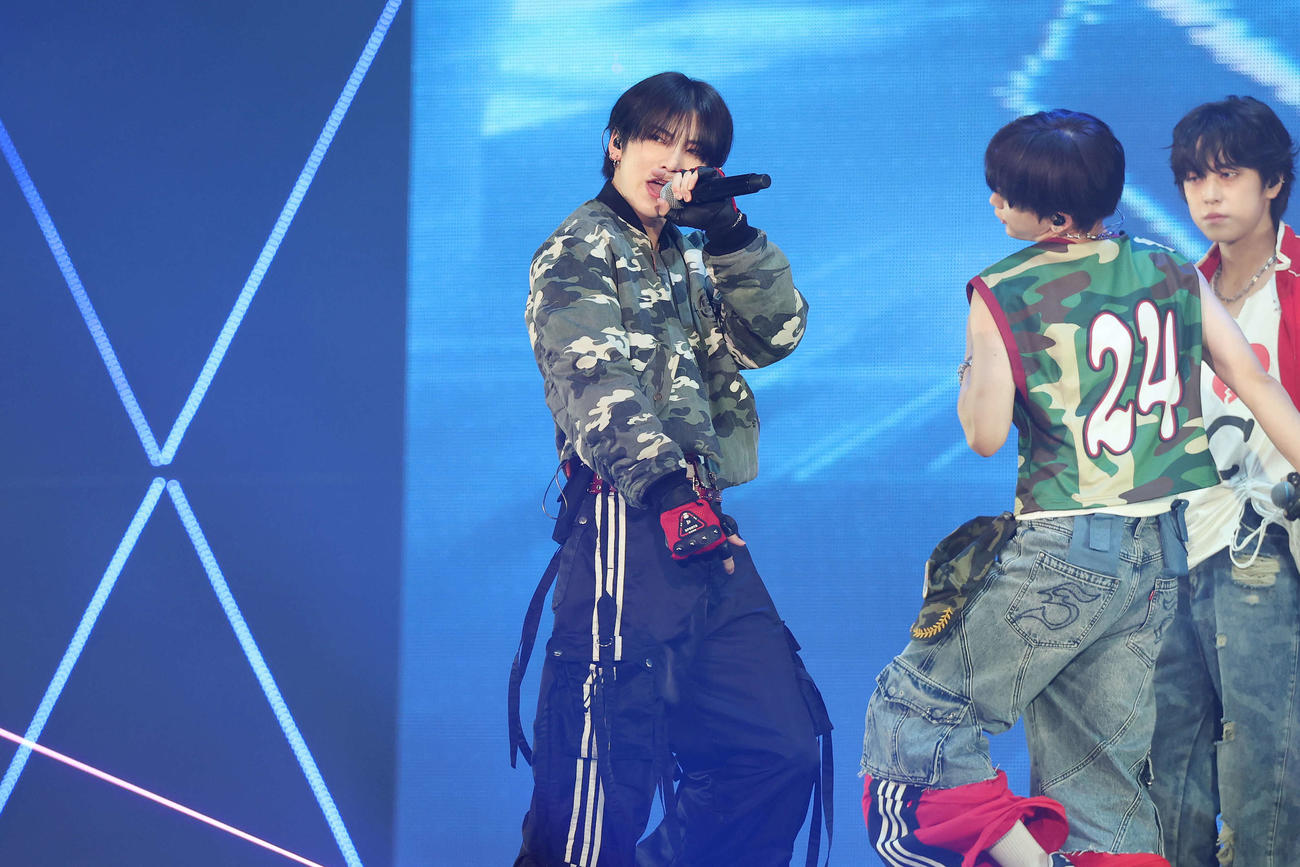 「＆TEAM 3rd Anniversary　［緑　DAY］」でパフォーマンスする＆TEAMのYUMA（撮影・宮地輝）