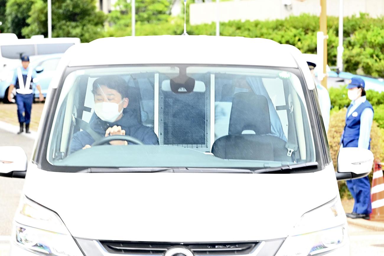 湾岸署を出る清水尋也容疑者を乗せた車（撮影・滝沢徹郎）